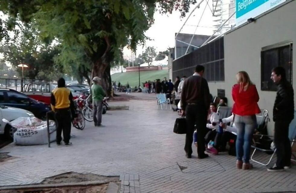 Más de cien metros de cola para incribirse en el Complejo Belgrano Centro