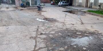 Los baches en cercanías de la empresa son una constante en el paisaje emiliano\u002E (Comisión Vecinal)