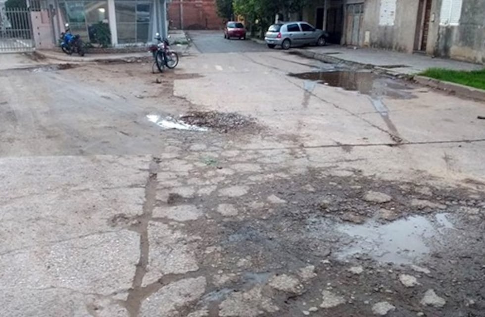 Vecinos de La Emilia reclaman al Municipio por el deterioro de calles y viviendas