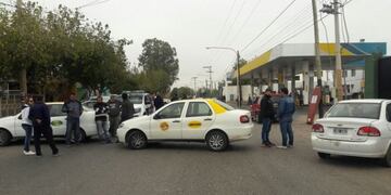 Taxistas y miembros de la Cámara de Expendedores de Combustibles en la puerta de la estación\u002E