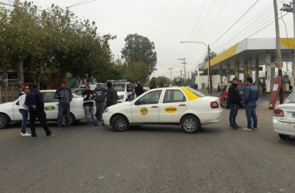 Choferes de taxis tomaron una estación de servicio: quieren rebajas en los precios