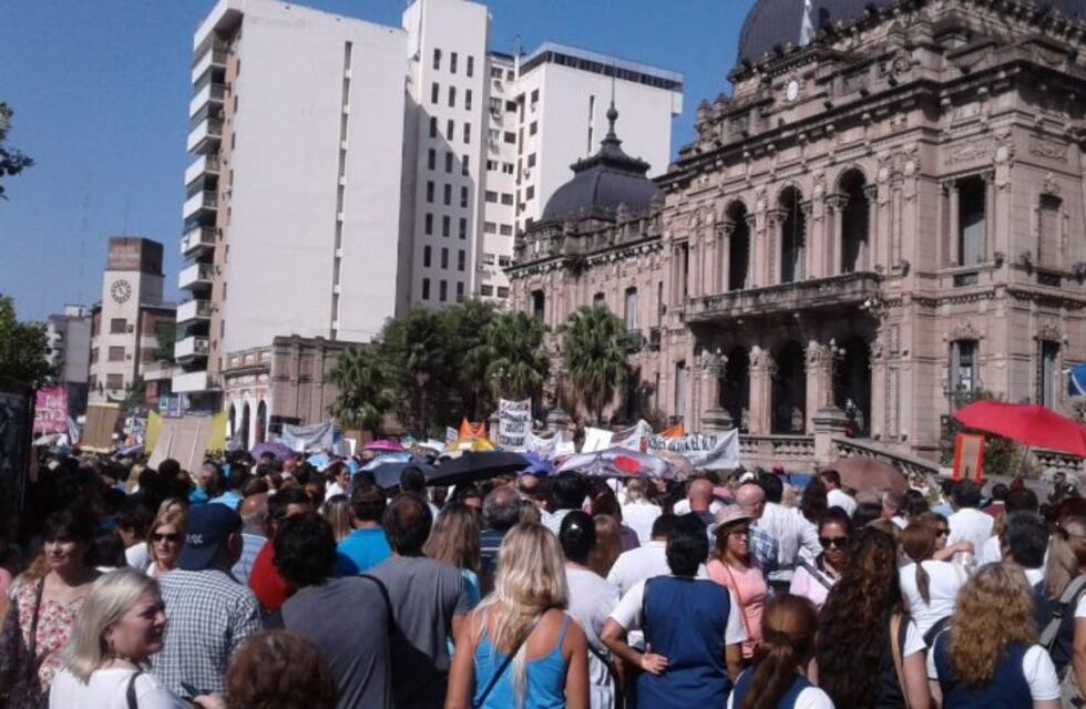 Segundo día de paro y movilización de los docentes autoconvocados en Plaza Independencia