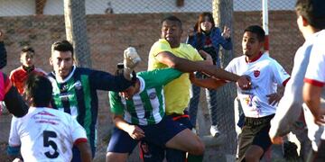 Los jugadores de Mayor Drummond persiguen a uno del Chacarero\u002E (Foto: Marcelo Ruiz / Los Andes)