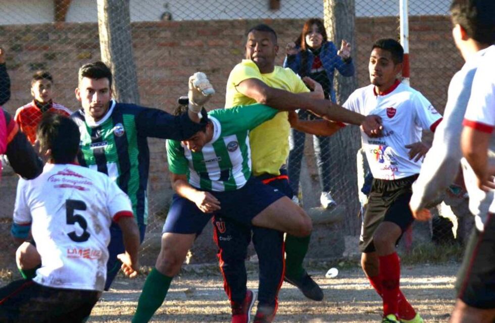 Papelón de la Liga Mendocina: dos partidos terminaron a las piñas