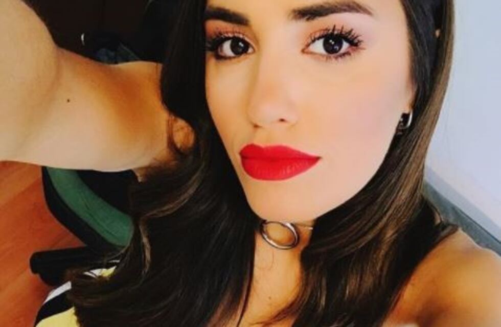Con un sensual escote, Lali Espósito festejó su cumpleaños