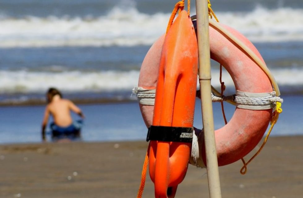 Casi una tragedia: Guardavidas debieron auxiliar a un kayak con dos niñas a bordo