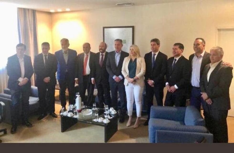 La Gobernadora se reunió con sus pares provinciales para adoptar medidas conjuntas frente a la crisis social