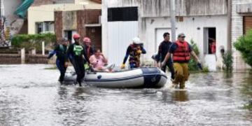 Personal de Defensa Civil trasladu00f3 a los evacuados a centros de asistencia en diferentes pueblos y ciudades.