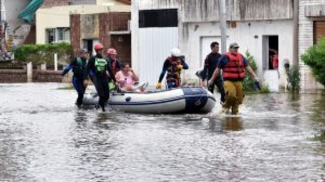 Personal de Defensa Civil trasladu00f3 a los evacuados a centros de asistencia en diferentes pueblos y ciudades.