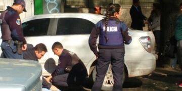 Los policías constataron luego que el bulto que había arrojado era una riñonera en cuyo interior había un revólver calibre 32 de seis alveolos con cinco proyectiles en su tambor\u002E