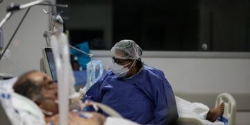 AME8155\u002E BUENOS AIRES (ARGENTINA), 29/09/2020\u002E- Un médico revisa pacientes COVID-19 en la Unidad de Terapia Intensiva hoy, en un Hospital de la Provincia de Buenos Aires (Argentina)\u002E EFE/ Juan Ignacio Roncoroni TERAPIA INTENSIVA - CASOS DEL DIA