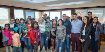 Bertone junto a vecinos de Ushuaia