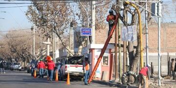 Un poste casi aplasta a un peatón\u002E