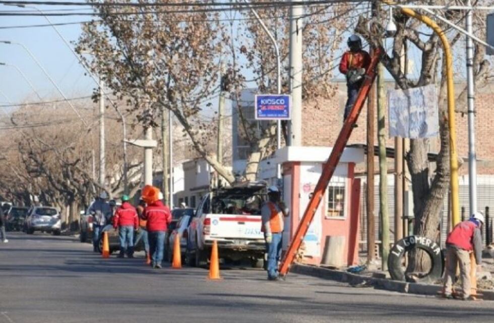 Susto en San Juan: explotó un transformador y se cayeron dos postes de luz