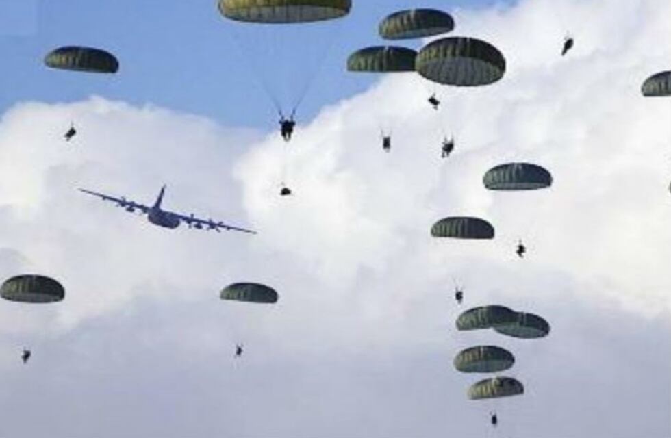 Paracaidistas del Ejército se "colgaron" del cielo en la Puna jujeña