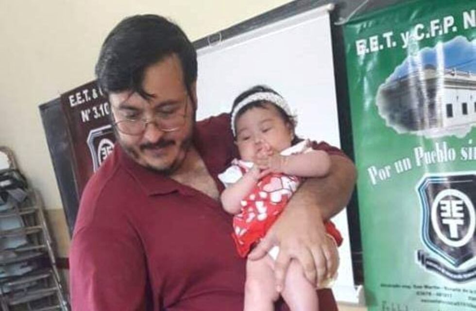 Un profesor salteño dio clases con la bebé de su alumna en brazos