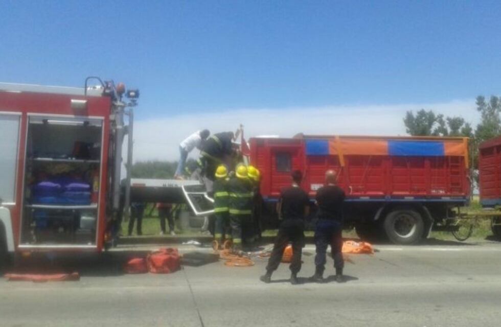 Chocaron dos camiones en la ruta 34 y una mujer quedó atrapada