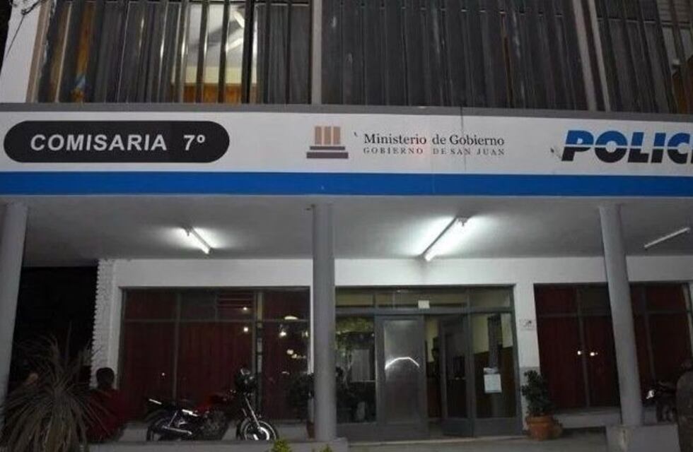 Siguen detenidos los policiales acusados de golpear salvajemente a un joven
