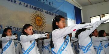 Con las clases suspendidas por la pandemia, la Promesa a la Bandera será virtual\u002E