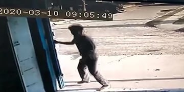 El sospechoso ingresó al comercio y luego abrió fuego en la calle\u002E (Rosario3)