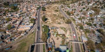 Acceso sudeste que separa las villas Itatí y Azul\u002E