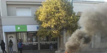 Protesta frente a IOma de familiares de Mateo Barraza