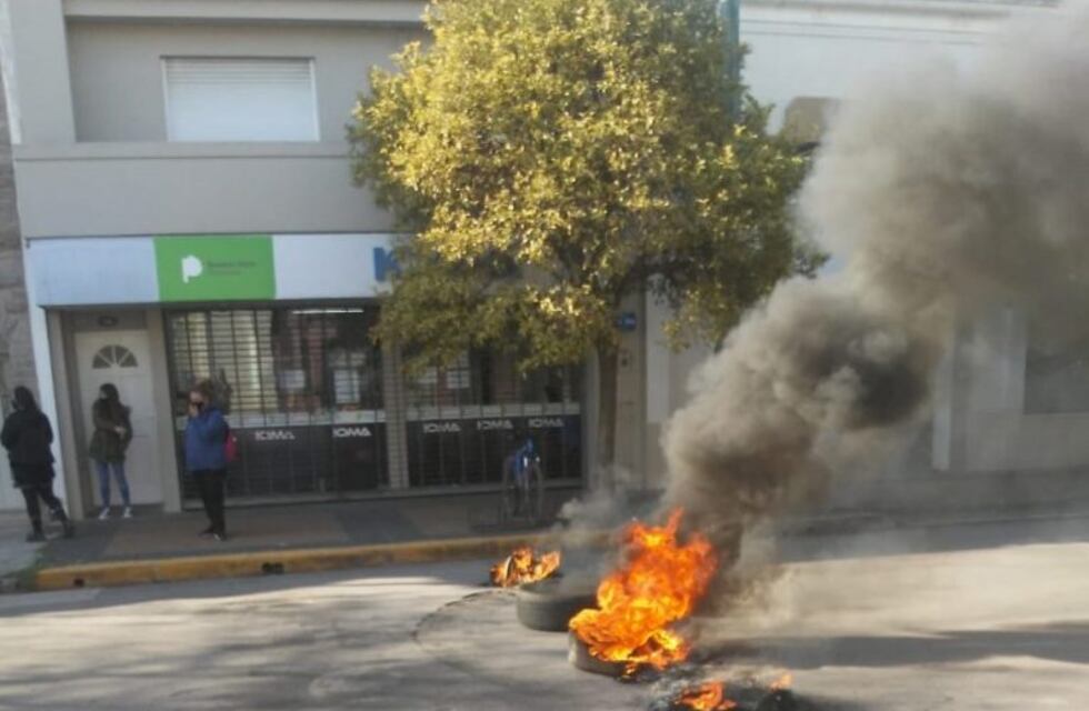Tras la suspensión de la operación a Mateo Barraza familiares protestaron frente a IOMA
