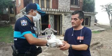 Policías de Carlos Paz entregaron barbijos al Refugio Nocturno Cura Brochero