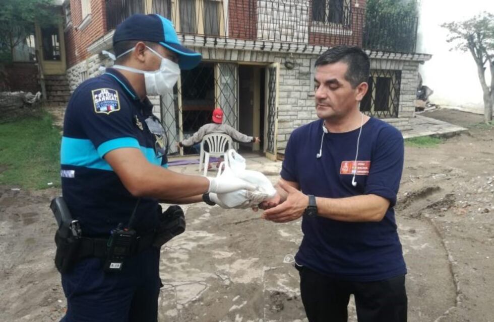 Policías de Carlos Paz confeccionaron barbijos para el Refugio Nocturno Cura Brochero