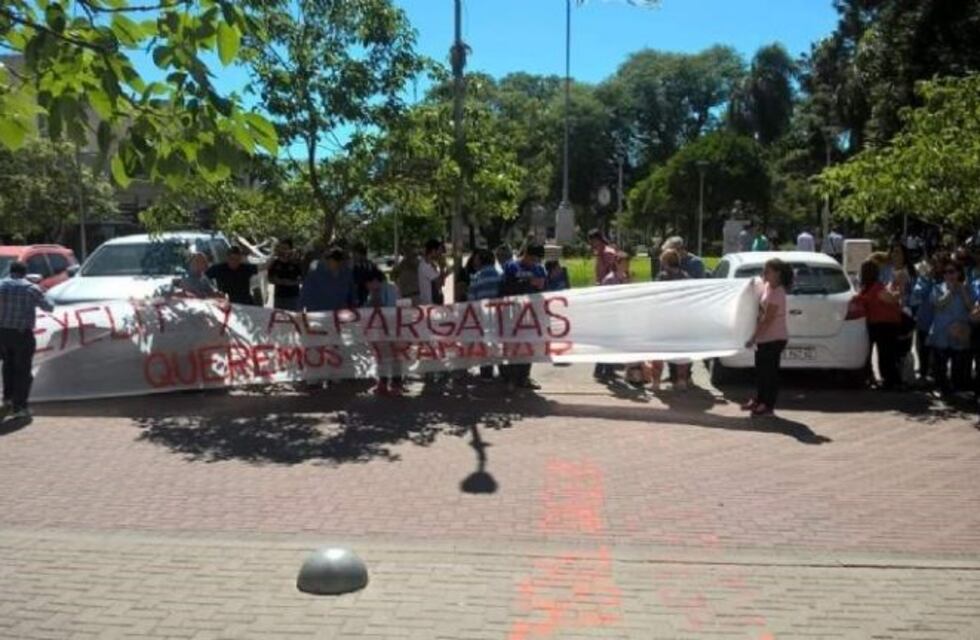 Los empleados despedidos de Eyelit y Alpargatas, aún negocian con el Gobierno de Catamarca