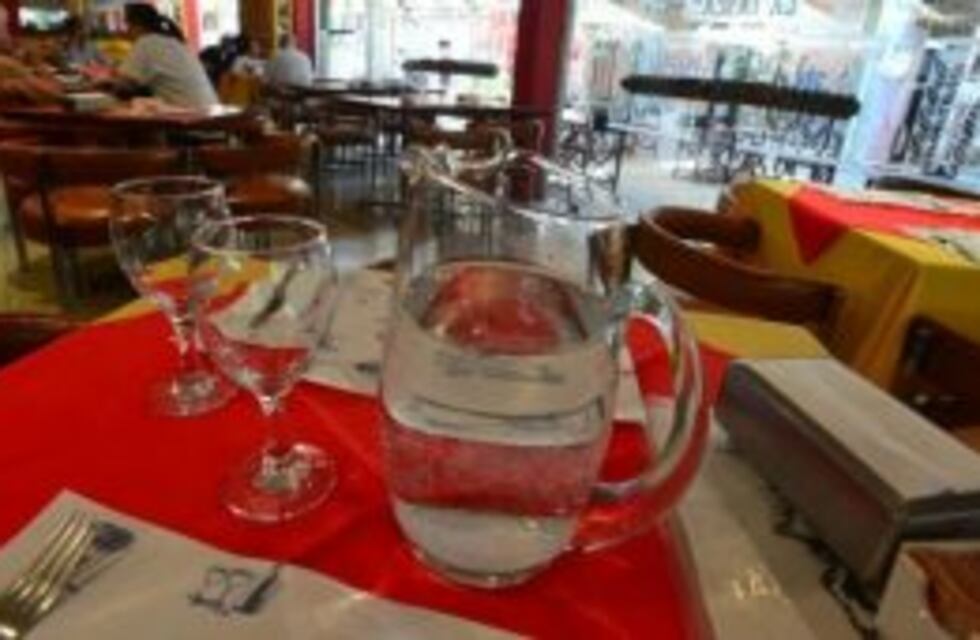 Se hace lenta la aplicación de la ordenanza de agua gratis en bares y restaurantes