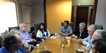 Autoridades de Aduana junto al Presidente de Puerto Quequén Dr\u002E Arturo Rojas acompañado por miembros del Directorio\ny el Coordinador Técnico del Consorcio\u002E