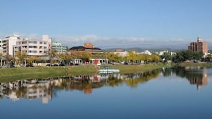 Paisaje de Carlos Paz en un día soleado\u002E