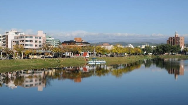 Paisaje de Carlos Paz en un día soleado\u002E