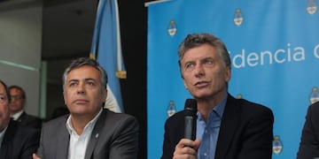 BUE01 - MENDOZA (ARGENTINA), 10/5/2017\u002E- Fotografía cedida del presidente de Argentina, Mauricio Macri (d), quien habla en una rueda de prensa junto al gobernador de Mendoza, Alfredo Cornejo (i), hoy, miércoles 10 de mayo de 2017, en Mendoza (Argentina)\u002E Macri manifestó hoy su rechazo a la ley del denominado cómputo del 2x1 que causó polémica en el país después de que la Corte Suprema la aplicara para reducir la pena de un represor de la última dictadura (1976-1983) y la consideró un mecanismo \