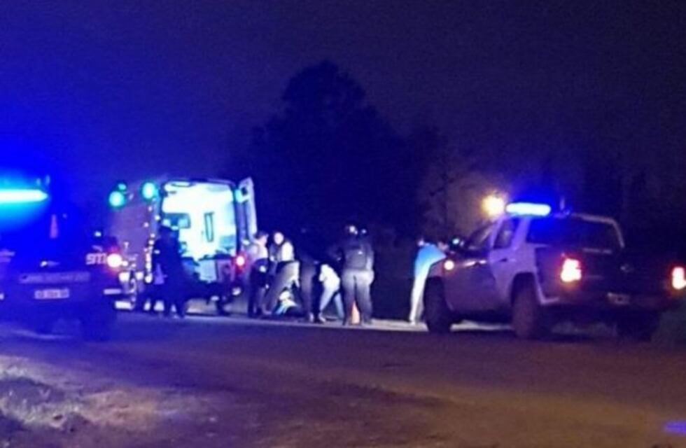 La carga de un camioneta hirió a una mujer que caminaba en un loteo de Roldán