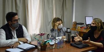 Ferreira (centro) mantuvo reuniones de trabajo con los funcionarios\u002E