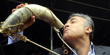 En concreto, el jefe del Ejecutivo provincial sostuvo que el propio ministro de Agricultura de la Nación, Ricardo Buryaille, había descartado ante los bodegueros que el vino quedara abarcado por un nuevo impuesto\u002E