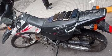Detuvieron a dos motochorros que robaban celulares en Constitución\u002E (Twitter/@NPolicialesBA)