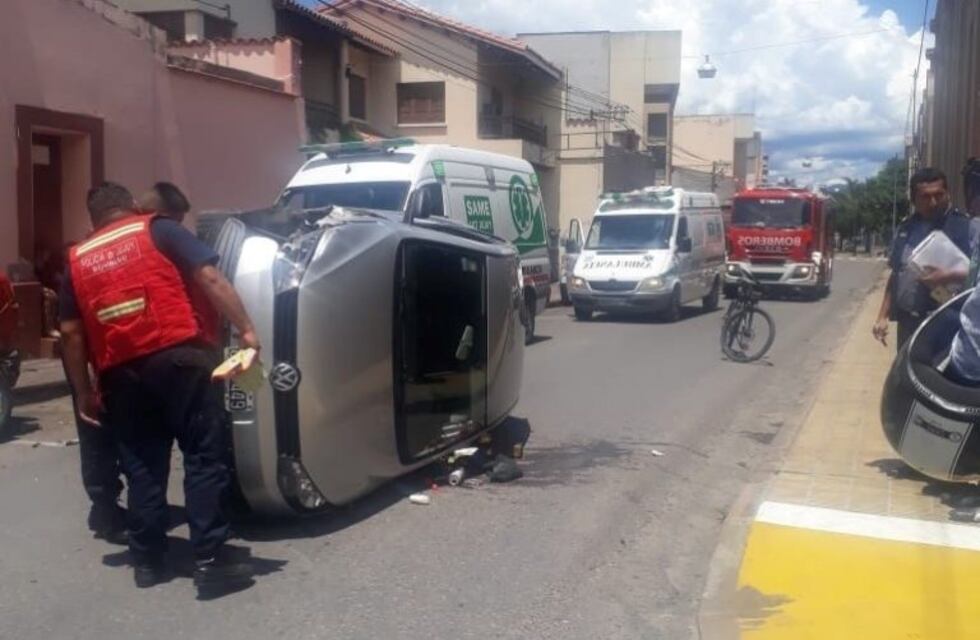 A metros de la Comisaría 1ra, chocó, volcó y quería un abogado y a su mamá