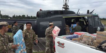 El drama del agua Inundaciones en Salta las comunidades ya piensan en buscar otro lugar para instalarse pueblos aislados evacuan evacuacion de pobladores gente evacuada evacuados\r\n\r\n\r\nMiembros del Ejército durante las tareas de evacuación el 02/02/2018 en la localidad de Santa Victoria Este, provincia de Salta, Argentina, debido a las inundaciones provocadas por la crecida de un río\u002E El Gobierno de la provincia de Salta inició un operativo de evacuación de unas 10\u002E000 ante el aumento del caudal del río Pilcomayo a causa de las lluvias caídas en los últimos días\u002E (Vinculado al texto de dpa \