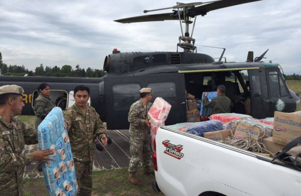 Indignante: así le arrojan la comida a los damnificados por las inundaciones en Salta