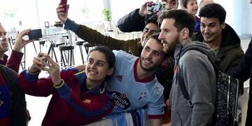 Lionel Messi llamó la atención de todos en Vigo por su particular mochila\u002E (Foto: Web)