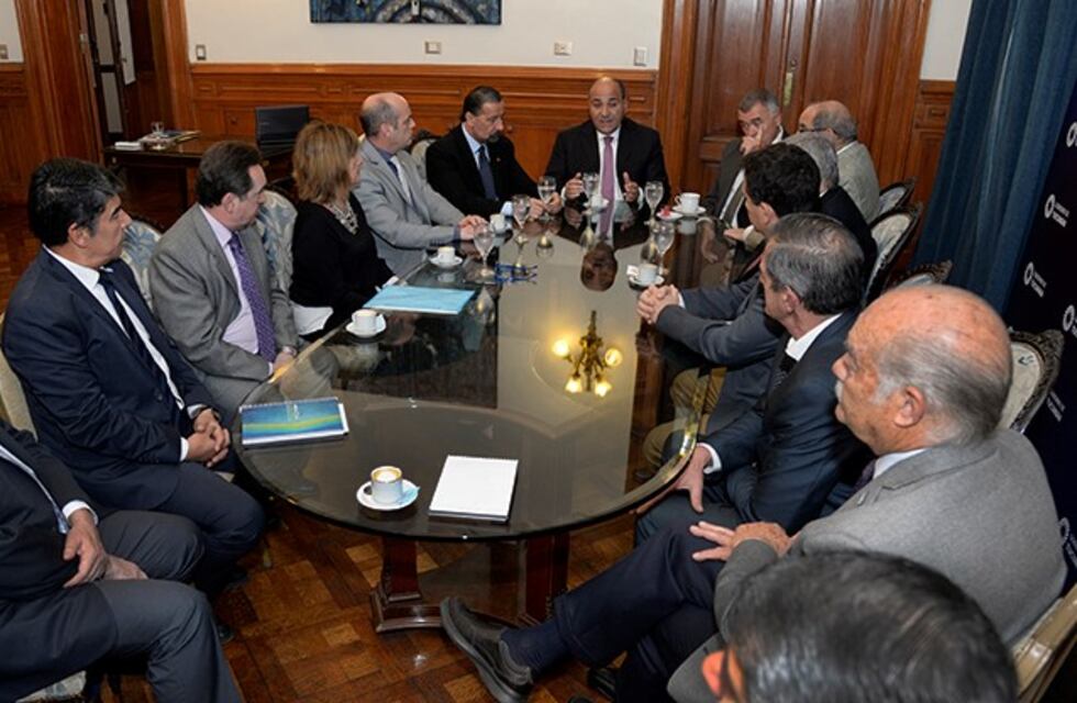 Manzur se reunió con su gabinete y se prepara para el encuentro con Macri