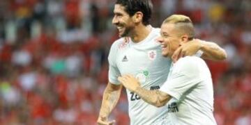 BRA503. PORTO ALEGRE (BRASIL), 21/12/2016.- El jugador uruguayo Sebastiu00e1n Abreu (i) celebra con Andreas D'Alessandro (d) despuu00e9s de anotar en el juego benu00e9fico