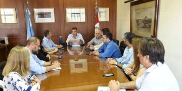 El Intendente Luis Castellano se reunirá otra vez con los concejales para analizar formas de evitar que la crisis afecte a la administración municipal\u002E\nWeb