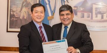 Dr\u002E Lim Min Chul junto al Vicegobernador