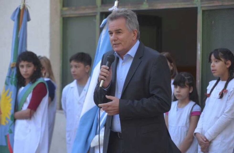 En medio del conflicto docente, Gay dio apertura al ciclo lectivo en la escuela Nº 30