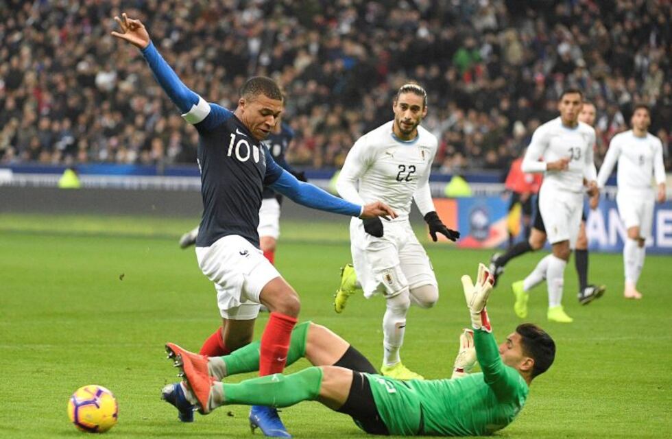 Mbappé se lesionó el hombro tras una barrida del arquero Campaña