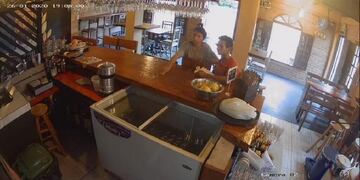 La pareja ingresó al local a plena luz del día\u002E